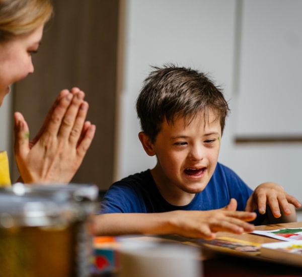 Cùng HTV7 sẻ chia, giúp đỡ các bé Rối loạn tự kỷ