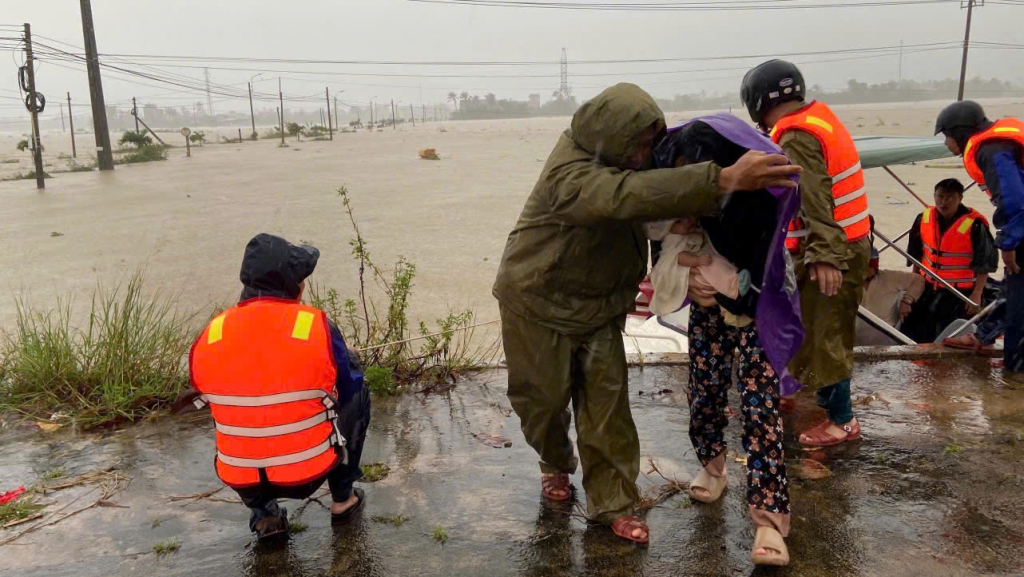 YNA60 HƯỚNG VỀ PHÚ YÊN, ĐĂKLĂK – HỖ TRỢ CHĂN MỀN MANG HƠI ẤM ĐẾN BÀ CON VÙNG LŨ
